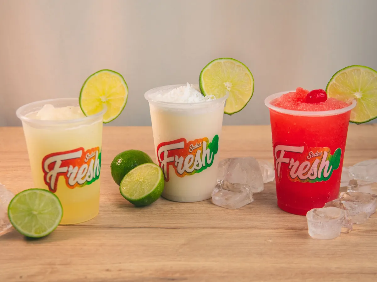 Tres limonadas Fresh frappé con rodaja de limón: limonada natural, limonada de coco con coco rallado y limonada cerezada con cereza